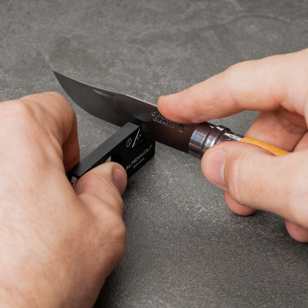 ALPENWOLF Messerschärfer – 2-Stufen Pocket Sharpener für unterwegs